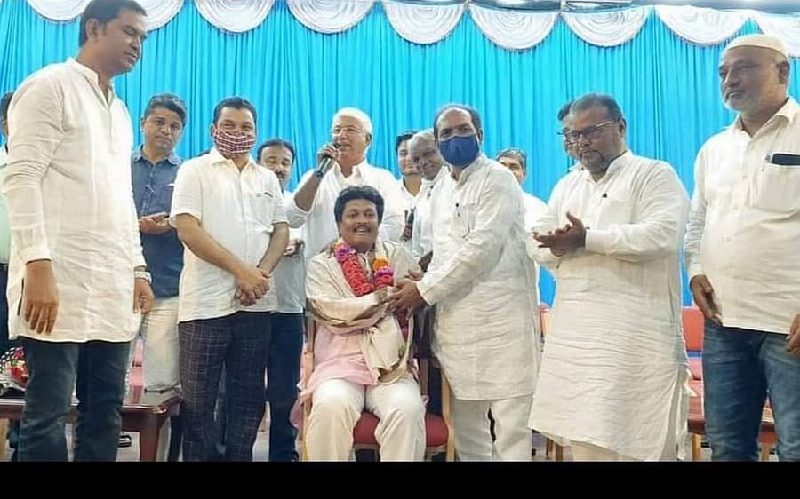 ಕೋವಿಡ್ನಿಂದ ಮೃತಪಟ್ಟವರ ಅಂತಿಮ ಸಂಸ್ಕಾರ ನೆರವೇರಿಸಿದ ಜೈಲಾನಿ ಬ್ಯಾಡಗಿ ಅವರನ್ನು ಶಾಸಕ ಪ್ರಸಾದ ಅಬ್ಬಯ್ಯ ಸನ್ಮಾನಿಸಿದರು