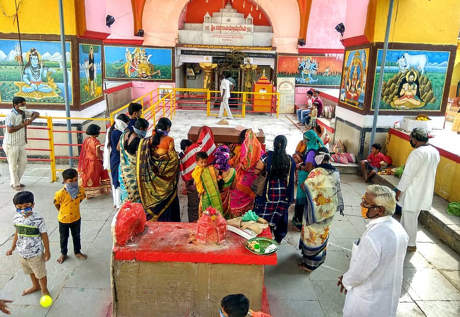 ಚಿತ್ತಾಪುರದ ನಾಗಾವಿ ಯಲ್ಲಮ್ಮ ದೇವಿಯ ದರ್ಶನಕ್ಕೆ ಬಂದ ಭಕ್ತರು