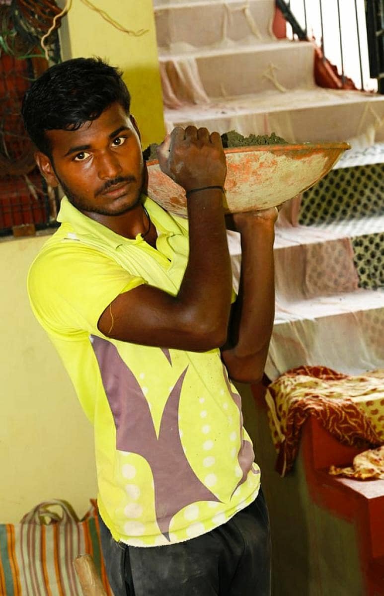 ಬಿಎಸ್ಸಿ ನರ್ಸಿಂಗ್ ಶುಲ್ಕ ಭರಿಸಲು ಬಾಗಲಕೋಟೆಯಿಂದ ಉಡುಪಿಗೆ ಬಂದು ಗಾರೆ ಕೆಲಸ ಮಾಡುತ್ತಿರುವ ಬುಡ್ಡನಗೌಡ ಚಂದಪ್ಪ ಅಕರಗಲ್.