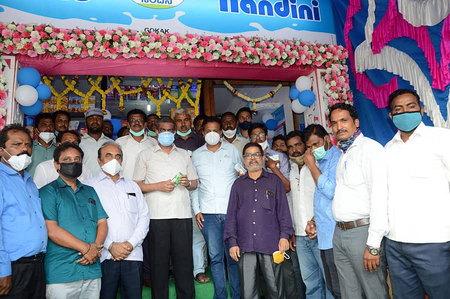 ಗೋಕಾಕದ ಗೋ.ಶಿ. ಸಂಸ್ಥೆಯ ವಾಣಿಜ್ಯ ಸಂಕೀರ್ಣದಲ್ಲಿ ಆರಂಭಿಸಿರುವ ‘ನಂದಿನಿ ಪಾರ್ಲರ್’ ಅನ್ನು ಕೆಎಂಎಫ್ ಅಧ್ಯಕ್ಷ ಬಾಲಚಂದ್ರ ಜಾರಕಿಹೊಳಿ ಮಂಗಳವಾರ ಉದ್ಘಾಟಿಸಿದರು
