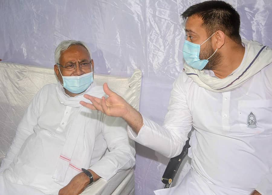 ಪಟ್ನಾದ ಎಲ್ಜೆಪಿ ಕಚೇರಿಯಲ್ಲಿ ನಡೆದ ರಾಮ್ ವಿಲಾಸ್ ಪಾಸ್ವಾನ್ ಅವರ ಶ್ರಾದ್ಧಾ ಕಾರ್ಯಕ್ರಮದಲ್ಲಿ ಬಿಹಾರ ಮುಖ್ಯಮಂತ್ರಿ ನಿತೀಶ್ ಕುಮಾರ್ ಮತ್ತು ಆರ್ಜೆಡಿ ನಾಯಕ ತೇಜಸ್ವಿ ಯಾದವ್