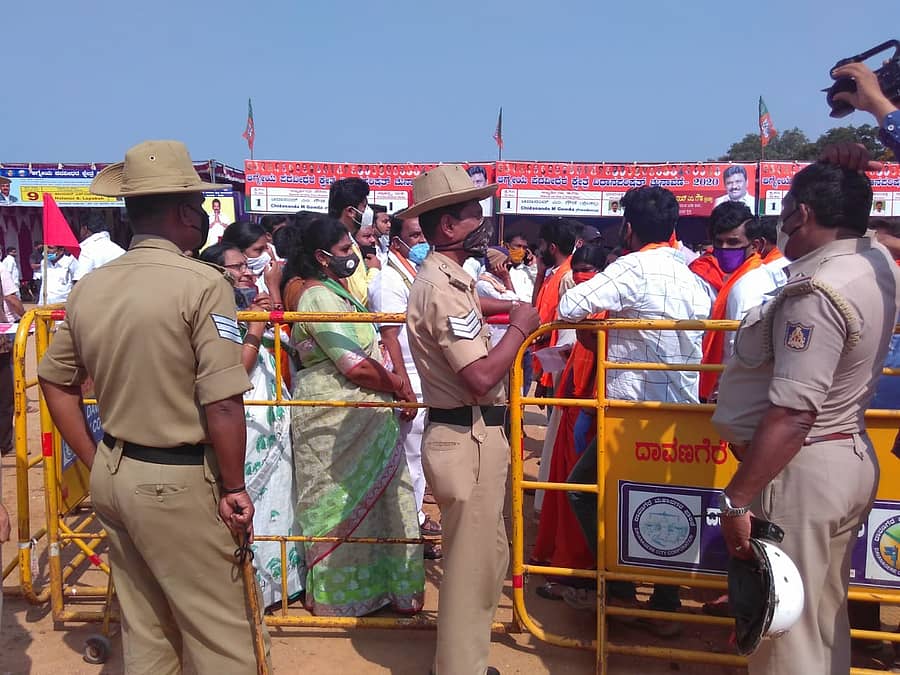 ಗಲಾಟೆ ಹಿನ್ನೆಲೆ ಪೊಲೀಸ್ ಭದ್ರತೆ ಕಲ್ಪಿಸಲಾಗಿದೆ.