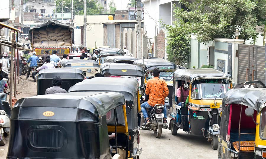 ಕಲಬುರ್ಗಿ ನಗರದ ರೋಜಾ ಬಡಾವಣೆಯ ಬಂದೇ ನವಾಜ್ ದರ್ಗಾ ಮುಖ್ಯ ರಸ್ತೆಯ ಪಕ್ಕದಲ್ಲಿನ ಒಳರಸ್ತೆಗಳಲ್ಲಿ ವಾಹನ ಸಂಚಾರ ದಟ್ಟಣೆ