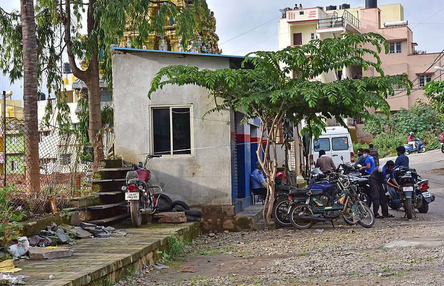 ಫುಟ್ಪಾತ್ ಮೇಲೆ ನಿರ್ಮಾಣವಾಗಿರುವ ಮಳಿಗೆ