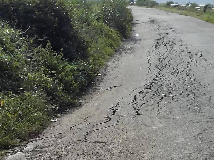 ಹಳೇಬೀಡಿನ ದ್ವಾರಸಮುದ್ರ ಕೆರೆ ಏರಿಯಲ್ಲಿ ಬಿರುಕು ಕಾಣಿಸಿಕೊಂಡು ಒಂದು ಮಗ್ಗುಲಿಗೆ ಕುಸಿಯುತ್ತಿದೆ