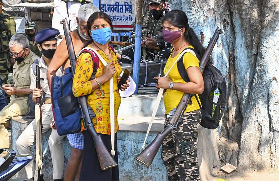 ಗಯ ಜಿಲ್ಲೆಯ ಮತಗಟ್ಟೆಯೊಂದಕ್ಕೆ ತೆರಳಿದ ಮಹಿಳಾ ಭದ್ರತಾ ಸಿಬ್ಬಂದಿ ಪಿಟಿಐ ಚಿತ್ರ