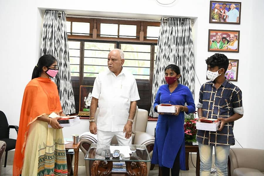 ಮುಖ್ಯಮಂತ್ರಿ ಬಿ.ಎಸ್‌.ಯಡಿಯೂರಪ್ಪ ಅವರು ವಿದ್ಯಾರ್ಥಿಗಳಿಗೆ ನೋಟ್‌ ಪುಸ್ತಕಗಳನ್ನು ವಿತರಿಸಿದರು.