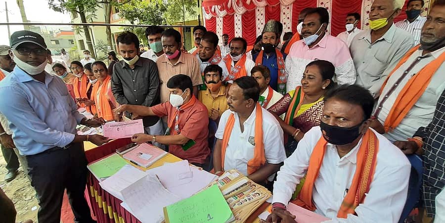 ವಿಧಾನ ಪರಿಷತ್ ಸದಸ್ಯ ವೈ.ಎ.ನಾರಾಯಣಸ್ವಾಮಿ ಕೋಲಾರದ ಜೂನಿಯರ್ ಕಾಲೇಜು ಮತಗಟ್ಟೆ ಮುಂಭಾಗದ ಪೆಂಡಾಲ್ನಲ್ಲಿ ಬುಧವಾರ ಬಿಜೆಪಿ ಅಭ್ಯರ್ಥಿ ಪರ ಮತ ಯಾಚಿಸಿದರು.