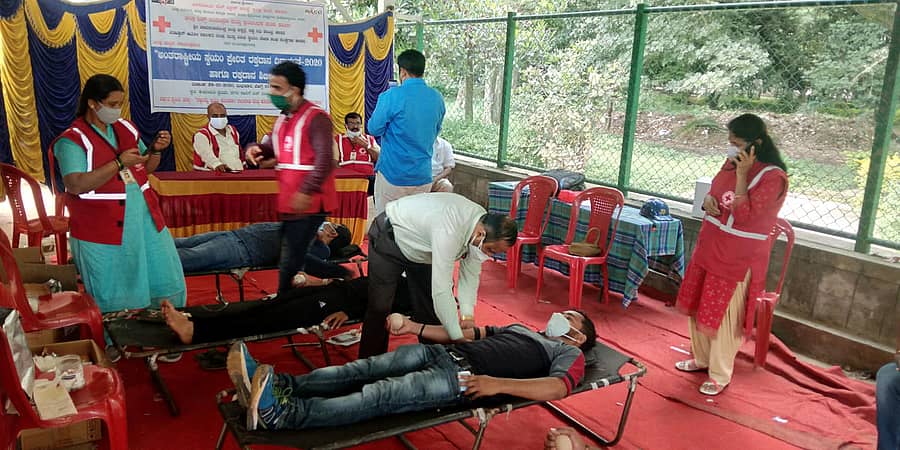 ಹಾಸನ ನಗರದ ಹೇಮಾವತಿ ಪ್ರತಿಮೆ ಬಳಿ ಬುಧವಾರ ಆಯೋಜಿಸಿದ್ದ ಶಿಬಿರದಲ್ಲಿ ಸಾರ್ವಜನಿಕರು ಸ್ವಯಂ ಪ್ರೇರಿತವಾಗಿ ರಕ್ತದಾನ ಮಾಡಿದರು.