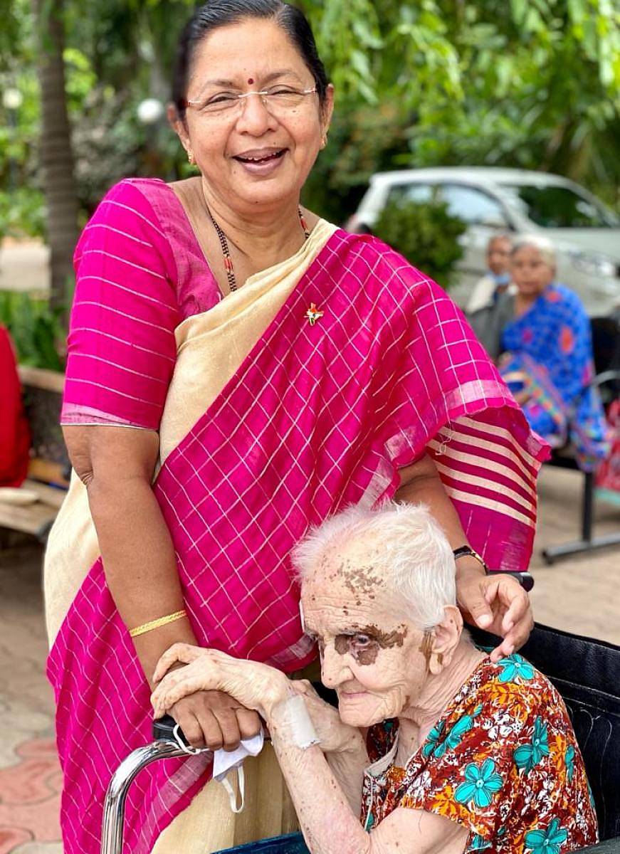 ರಾಜ್ಯೋತ್ಸವ ಪ್ರಶಸ್ತಿಗೆ ಆಯ್ಕೆಯಾಗಿರುವ ಡಾ.ಎ.ನಾಗರತ್ನ ಅವರು ತಮ್ಮ ವೃದ್ಧಾಶ್ರಮದ ವೃದ್ಧೆಯೊಂದಿಗೆ