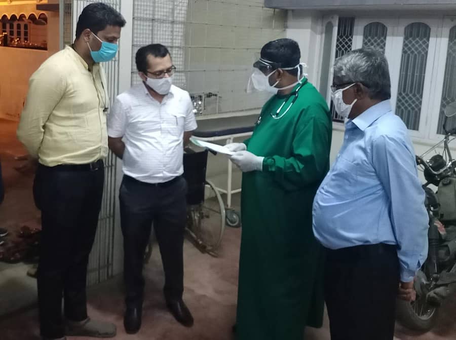 ಉಪವಿಭಾಗಾಧಿಕಾರಿ ಡಾ.ಗಿರೀಶ್ ದಿಲೀಪ್ ಬದೋಲೆ ಹಾಗೂ ತಹಶೀಲ್ದಾರ್ ಕುನಾಲ್ ಅವರು ಆಸ್ಪತ್ರೆಗೆ ಭೇಟಿ ನೀಡಿ ಮಾಹಿತಿ ಪಡೆದರು