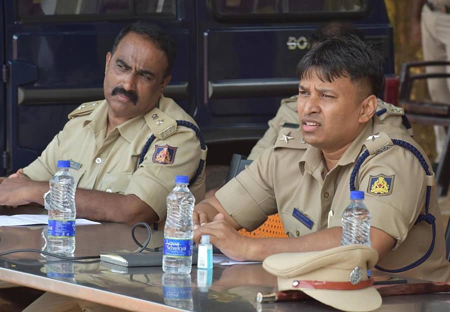 ಬುಧವಾರ ಚಂದು ಮೈದಾನದಲ್ಲಿ ನಡೆದ ಮಾದಕ ವಸ್ತುಗಳ ಸಾಗಾಟ ಹಾಗೂ ಮಾರಾಟ ಪ್ರಕರಣದಲ್ಲಿ ಭಾಗಿಯಾಗಿರುವ ಆರೋಪಿಗಳ ಪರೇಡ್ನಲ್ಲಿ ಎಸ್ಪಿ ವಿಷ್ಣುವರ್ಧನ್ ಎಚ್ಚರಿಕೆ ನೀಡಿದರು.