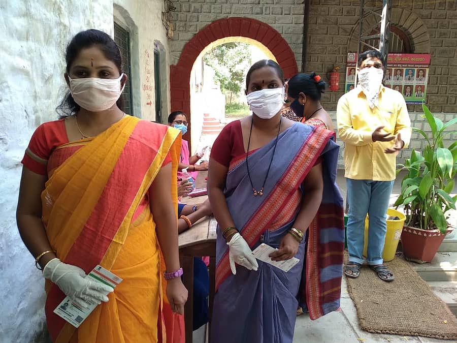 ಕಲಬುರ್ಗಿಯ ನೂತನ ವಿದ್ಯಾಲಯ ಕನ್ಯಾ ಶಾಲೆಯಲ್ಲಿ ಬುಧವಾರ, ವಿಧಾನ ಪರಿಷತ್ ಈಶಾನ್ಯ ಶಿಕ್ಷಕರ ಕ್ಷೇತ್ರದ ಚುನಾವಣೆಯಲ್ಲಿ ಮತದಾನ ಮಾಡಲು ಬಂದ ಉಪನ್ಯಾಸಕಿಯರು