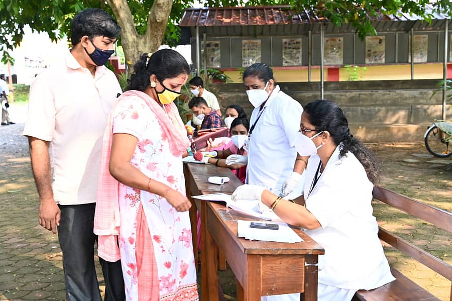 ಮತಗಟ್ಟೆಯಲ್ಲಿ ಮತದಾನ ಮಾಡಲು ಸಾಲುಗಟ್ಟಿ ನಿಂತಿರುವ ಮತದಾರರು