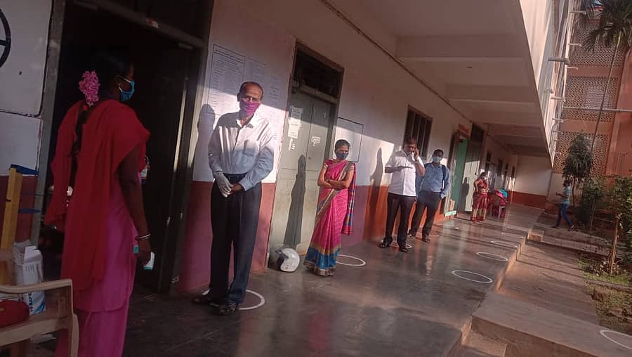 ಮತಗಟ್ಟೆಯಲ್ಲಿ ಮತದಾನ ಮಾಡಲು ಸಾಲುಗಟ್ಟಿ ನಿಂತಿರುವ ಮತದಾರರು