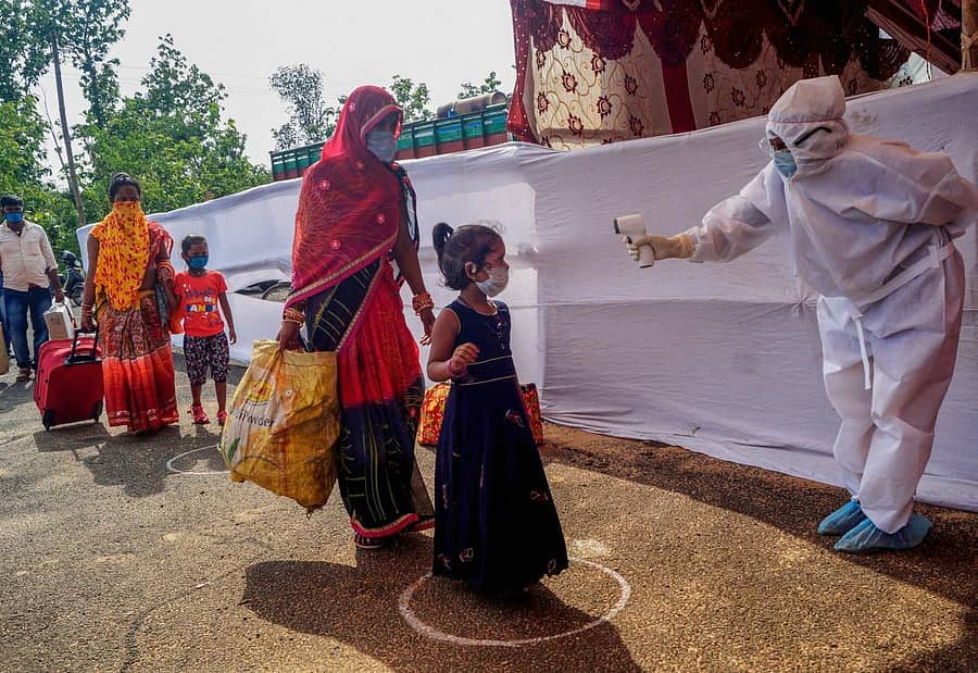 ಬಿಹಾರದಲ್ಲಿ ವಲಸಿಗರ ತಪಾಸಣೆ ಮಾಡುತ್ತಿರುವುದು (ಪಿಟಿಐ ಚಿತ್ರ)