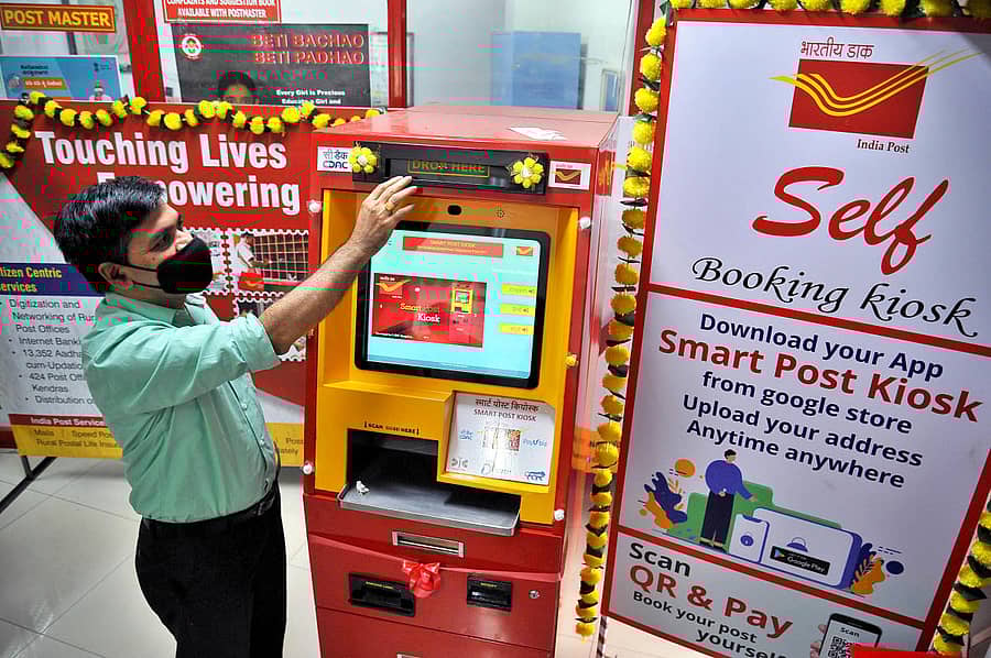 ನಗರದ ಮ್ಯೂಸಿಯಂ ರಸ್ತೆಯ ಅಂಚೆ ಕಚೇರಿಯಲ್ಲಿ ಸ್ಮಾರ್ಟ್ ಪೋಸ್ಟ್ ಕಿಯೊಸ್ಕ್ ಯಂತ್ರವನ್ನು ಉದ್ಘಾಟಿಸಲಾಯಿತು –ಪ್ರಜಾವಾಣಿ ಚಿತ್ರ