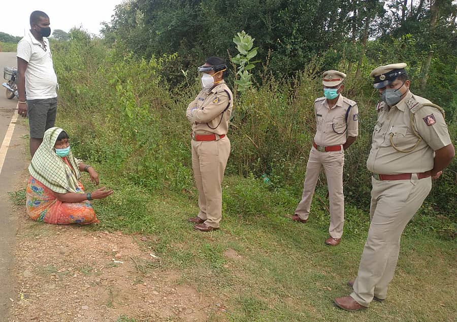 ಮೃತ ಬಸವರಾಜಪ್ಪ ಅವರ ಪತ್ನಿ ಚಂದ್ರಮ್ಮ ಹಾಗೂ ಮಗ ತಿಮ್ಮೇಶ್ ಅವರಿಂದ ಪೊಲೀಸ್ ವರಿಷ್ಠಾಧಿಕಾರಿ ಜಿ.ರಾಧಿಕ ಮಾಹಿತಿ ಪಡೆದರು