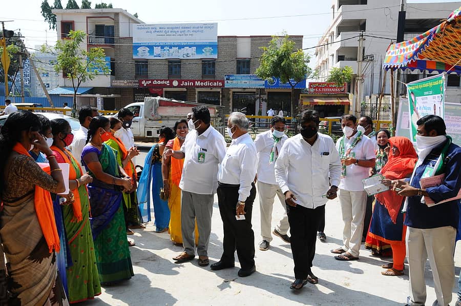 ತುಮಕೂರಿನ ಬಿ.ಎಚ್.ರಸ್ತೆಯ ಸಿದ್ಧಗಂಗಾ ಎಲಿಮೆಂಟರಿ ಶಾಲೆ ಮತದಾನ ಕೇಂದ್ರದ ಹೊರಭಾಗದಲ್ಲಿ ನಿಂತಿದ್ದ ವಿವಿಧ ಪಕ್ಷಗಳ ಮುಖಂಡರು