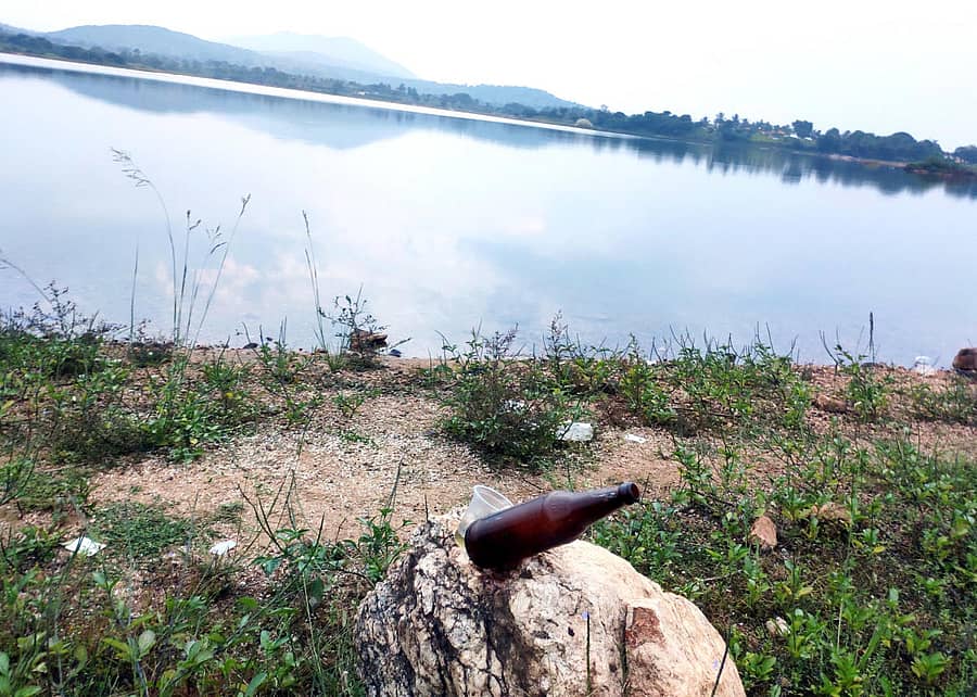 ಗುಂಡಮಗೆರೆ ಕೆರೆ ಅಂಚಿನಲ್ಲಿ ಎಲ್ಲೆಂದರಲ್ಲಿ ಎಸೆಯಲಾಗಿರುವ ಮದ್ಯದ ಬಾಟಲಿ, ಪ್ಲಾಸ್ಟಿಕ್ ಕವರ್ಗಳು