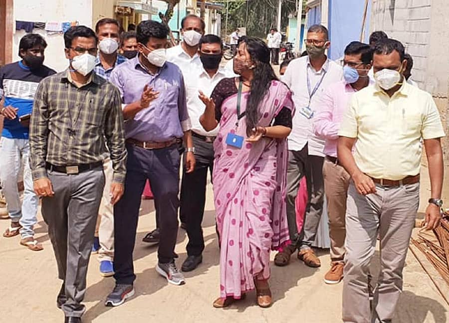 ಆನೇಕಲ್ ತಾಲ್ಲೂಕಿನ ನೆರಿಗಾ ಗ್ರಾಮದಲ್ಲಿ ಕೊರೊನಾ ಸೋಂಕಿತರ ಸಂಖ್ಯೆ ಹೆಚ್ಚಾಗುತ್ತಿರುವ ಹಿನ್ನೆಲೆಯಲ್ಲಿ ಹೆಚ್ಚುವರಿ ಜಿಲ್ಲಾಧಿಕಾರಿ ಬಸವರಾಜು ಮತ್ತು ಆರೋಗ್ಯ ಇಲಾಖೆಯ ಅಧಿಕಾರಿಗಳು ಭೇಟಿ ನೀಡಿ ಪರಿಶೀಲಿಸಿದರು