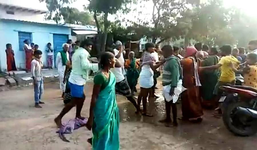 ಕೊಪ್ಪಳ ಜಿಲ್ಲೆಯ ಕಾರಟಗಿ ತಾಲ್ಲೂಕಿನ ಹಗೇದಾಳ ಗ್ರಾಮದಲ್ಲಿ ಮಾರಾಮಾರಿ ನಡೆದ ಚಿತ್ರ