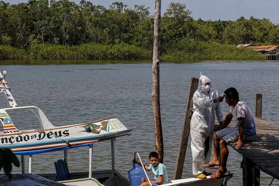 ಬ್ರೆಜಿಲ್‌ನಲ್ಲಿ ಕೋವಿಡ್‌ ತಪಾಸಣೆ ನಡೆಸುತ್ತಿರುವ ವೈದ್ಯಾಧಿಕಾರಿ -ಎಎಫ್‌ಪಿ ಚಿತ್ರ