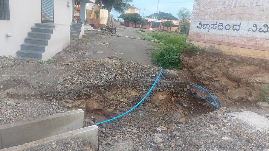 ಮುಗಳಖೋಡ ರಸ್ತೆ ಕಾಮಗಾರಿ ಪೂರ್ಣಗೊಂಡಿಲ್ಲ