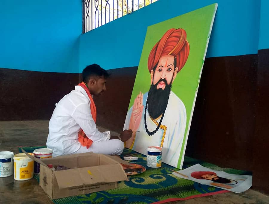 ಸಂತ ಸೇವಾಲಾಲರ ಪೇಂಟಿಂಗ್ ರಚನೆಯಲ್ಲಿ ತಲ್ಲೀನರಾಗಿರುವ ಕಲಾವಿದ ಪರಶುರಾಮ ಲಮಾಣಿ