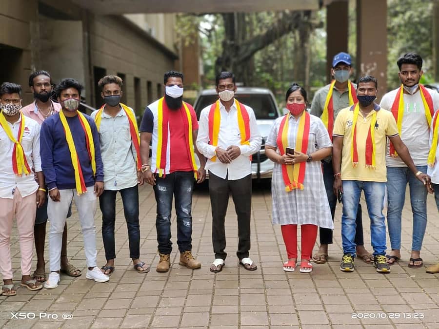 ಬೆಳಗಾವಿಯಲ್ಲಿ ಮಹಾರಾಷ್ಟ್ರ ಏಕೀಕರಣ ಸಮಿತಿ (ಎಂಇಎಸ್)ಗೆ ಕರಾಳ ದಿನಾಚರಣೆಗೆ ಅನುಮತಿ ನೀಡಿದರೆ, ನಾವು ನಡೆಸುವ ಒನಕೆ ಚಳವಳಿಗೂ ಅನುಮತಿ ಕೊಡಬೇಕು ಎಂದು ಆಗ್ರಹಿಸಿ ಕರ್ನಾಟಕ ನವನಿರ್ಮಾಣ ಸೇನೆಯವರು ಜಿಲ್ಲಾಧಿಕಾರಿ ಕಚೇರಿಗೆ ಗುರುವಾರ ಮನವಿ ಸಲ್ಲಿಸಿದರು