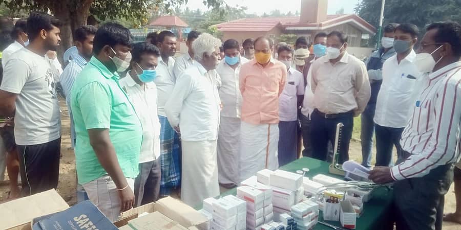 ಲಿಂಗಪಟ್ಟಣ ಗ್ರಾಮಕ್ಕೆ ಗುರುವಾರ ಶಾಸಕ ಡಾ.ಕೆ.ಅನ್ನದಾನಿ ಭೇಟಿ ನೀಡಿ ಗ್ರಾಮಸ್ಥರು ಹಾಗೂ ವೈದ್ಯಕೀಯ ಸಿಬ್ಬಂದಿ ಜೊತೆ ಮಾತನಾಡಿದರು