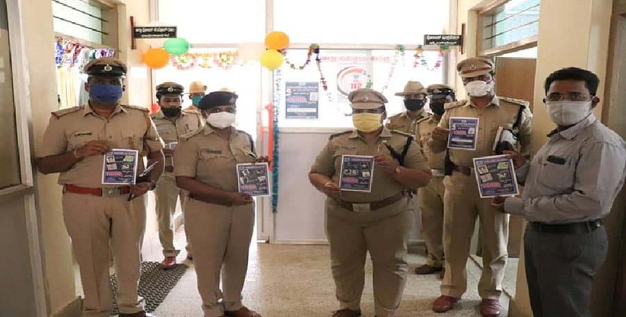 ಮಾದಕವಸ್ತುಗಳ ವಿರೋಧಿ ಅಭಿಯಾನದ ಕರಪತ್ರವನ್ನು ಎಸ್ಪಿ ದಿವ್ಯ ಸಾರಾ ಥಾಮಸ್ ಅವರು ಬಿಡುಗಡೆ ಮಾಡಿದರು. ಎಎಸ್ಪಿ ಅನಿತಾ ಬಿ.ಹದ್ದಣ್ಣವರ್, ಡಿವೈಎಸ್ಪಿ ಅನ್ಸರ್ ಅಲಿ ಇತರರು ಇದ್ದರು