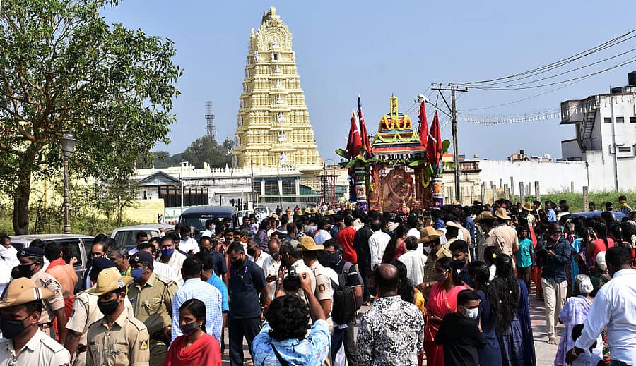 ಮೈಸೂರಿನ ಚಾಮುಂಡಿಬೆಟ್ಟದಲ್ಲಿ ಚಾಮುಂಡೇಶ್ವರಿ ರಥೋತ್ಸವವು ಗುರುವಾರ ಸರಳವಾಗಿ ನೆರವೇರಿತು