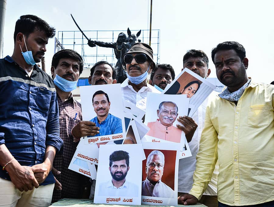 ಹುಬ್ಬಳ್ಳಿಯ ಕಿತ್ತೂರು ರಾಣಿ ಚನ್ನಮ್ಮ ವೃತ್ತದಲ್ಲಿ ಗುರುವಾರ ವಾಟಾಳ್‌ ನಾಗರಾಜ ರಾಜ್ಯದ ಸಂಸದರ ಭಾವಚಿತ್ರ ಹರಾಜು ಹಾಕಿ ಪ್ರತಿಭಟನೆ ಮಾಡಿದರು