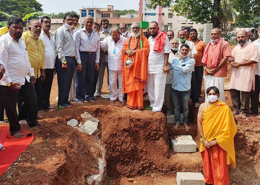 ದಾವಣಗೆರೆಯ ಅಭಿನವ ರೇಣುಕ ಮಂದಿರದ ಪುನರ್ ನಿರ್ಮಾಣಕ್ಕೆ ಗುರುವಾರ ರಂಭಾಪುರಿ ಪೀಠದ ವೀರ ಸೋಮೇಶ್ವರ ಶಿವಾಚಾರ್ಯ ಸ್ವಾಮೀಜಿ ಶಿಲಾನ್ಯಾಸ ನೆರವೇರಿಸಿದರು. ಶಾಸಕ ಶಾಮನೂರು ಶಿವಶಂಕರಪ್ಪ, ಪಾಲಿಕೆ ಸದಸ್ಯ ದೇವರಮನಿ ಶಿವಕುಮಾರ್, ಅಥಣಿ ವೀರಣ್ಣ ಇದ್ದರು.