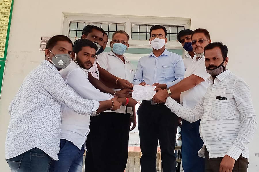 ಶಹಾಪುರ ನಗರದ ಎಪಿಎಂಸಿ ಕಾರ್ಯದರ್ಶಿಗೆ ಬುಧವಾರ ಹತ್ತಿ ಖರೀದಿ ಕೇಂದ್ರ ಸ್ಥಾಪಿಸುವಂತೆ ಒತ್ತಾಯಿಸಿ ಬಿಜೆಪಿ ಪಕ್ಷದ ಮುಖಂಡರು ಮನವಿ ಸಲ್ಲಿಸಿದರು