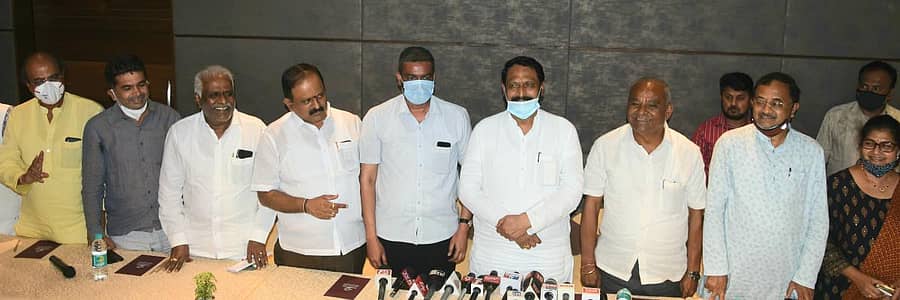 ಬೆಳಗಾವಿಯಲ್ಲಿ ಗುರುವಾರ ಬಿಜೆಪಿ ನಾಯಕರು ಒಂದೇ ವೇದಿಕೆಯಲ್ಲಿ ಕಾಣಿಸಿಕೊಂಡರು