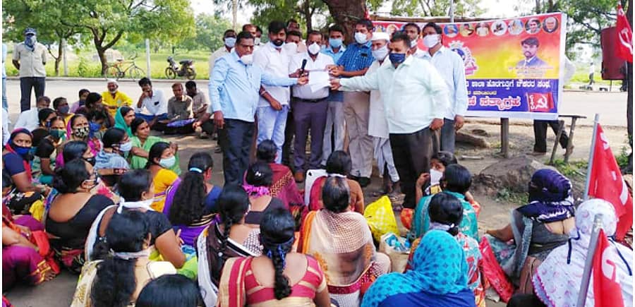 ವಿಜಯಪುರ ಜಿಲ್ಲಾ ಪಂಚಾಯ್ತಿ ಮುಂಭಾಗ ಗುರುವಾರ ರಾಜ್ಯ ಸರ್ಕಾರಿ ಹಾಸ್ಟೇಲ್ ಮತ್ತು ವಸತಿ ಶಾಲಾ ಹೊರಗುತ್ತಿಗೆ ನೌಕರರ ಸಂಘ ಧರಣಿ ನಡೆಸಿ, ಮುಖ್ಯ ಕಾರ್ಯನಿರ್ವಹಣಾಧಿಕಾರಿ ಗೋವಿಂದ ರೆಡ್ಡಿ ಅವರಿಗೆ ಮನವಿ ಸಲ್ಲಿಸಿದರು