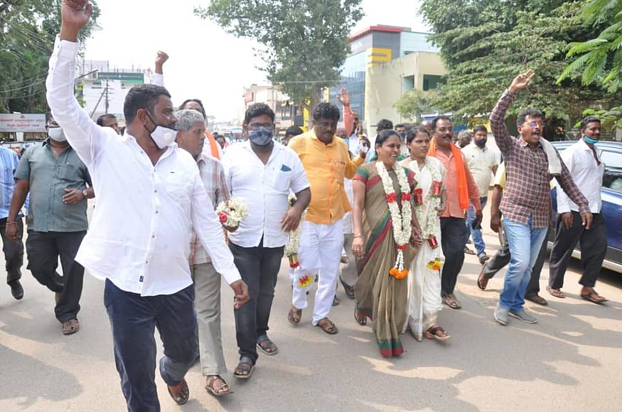 ಚುನಾವಣಾ ಫಲಿತಾಂಶದ ಬಳಿಕ ಗೆದ್ದ ಗಂಗಮ್ಮ ಹಾಗೂ ಕವಿತ ಅವರನ್ನು ಕಾರ್ಯಕರ್ತರು ಮೆರವಣಿಗೆಯಲ್ಲಿ ಕರೆದೊಯ್ದರು