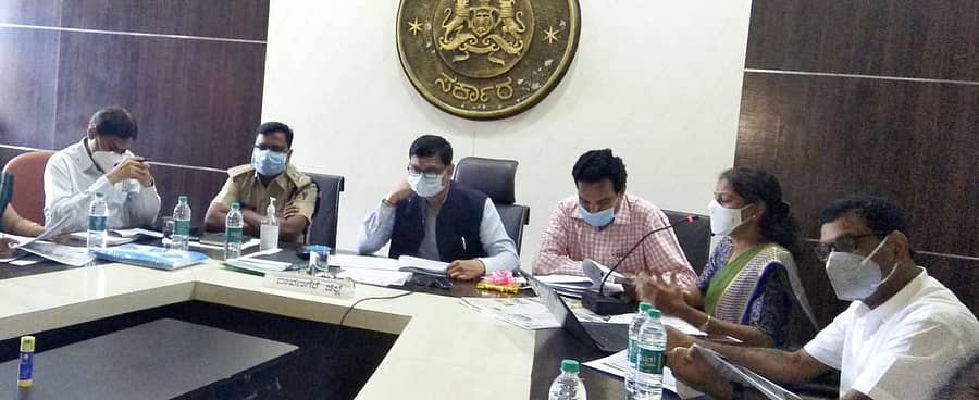 ದಾವಣಗೆರೆ ಜಿಲ್ಲಾಧಿಕಾರಿ ಕಚೇರಿಯಲ್ಲಿ ಗುರುವಾರ ಕೋವಿಡ್‌ ಲಸಿಕೆ ಕಾರ್ಯಪಡೆ ಸಭೆ ಜಿಲ್ಲಾಧಿಕಾರಿ ಮಹಾಂತೇಶ ಬೀಳಗಿ ಅಧ್ಯಕ್ಷತೆಯಲ್ಲಿ ನಡೆಯಿತು