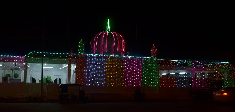 ಯಾದಗಿರಿಯ ಯಾಕೂಬ ಸಾಬ್ ದರ್ಗಾದಲ್ಲಿ ವಿದ್ಯುತ್ ದೀಪಾಲಂಕಾರ ಮಾಡಲಾಗಿದೆ