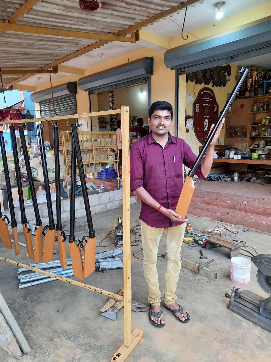 ಮಂಗಗಳನ್ನು ಓಡಿಸಲು ತಯಾರಿಸಿರುವ ನಕಲಿ ಕೋವಿಯನ್ನು ನಾರಾಯಣ ಪೂಜಾರಿ ತೋರಿಸಿದರು