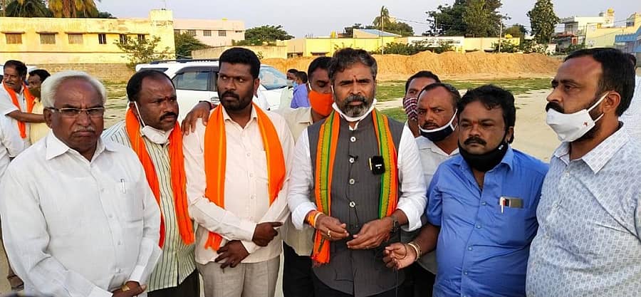 ಮುಳಬಾಗಿಲು ನೇತಾಜಿ ಕ್ರೀಡಾಂಗಣದ ಮತಗಟ್ಟೆಗೆ ಬುಧವಾರ ಸಂಜೆ ಸಂಸದ ಎಸ್. ಮುನಿಸ್ವಾಮಿ ಭೇಟಿ ನೀಡಿದರು