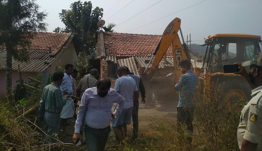 ಬೀರೂರು ಸಮೀಪದ ಶಿವಪುರ ಗ್ರಾಮದಲ್ಲಿ ಗ್ರಾಮಠಾಣಾ ಜಾಗದಲ್ಲಿ ಅನಧಿಕೃತವಾಗಿ ನಿಮಿಸಿಕೊಂಡಿದ್ದ ಮನೆಗಳನ್ನು ಗುರುವಾರ ಜೆಸಿಬಿ ಯಂತ್ರ ಬಳಸಿ ತೆರವುಗೊಳಿಸಲಾಯಿತು.