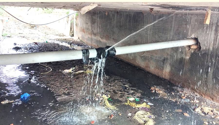 ನಾಯಕನಹಟ್ಟಿ ಪಟ್ಟಣದ 7ನೇ ವಾರ್ಡ್ನಲ್ಲಿರುವ ದೊಡ್ಡ ಸೇತುವೆ ಕೆಳಭಾಗದಲ್ಲಿ ಕುಡಿಯುವ ನೀರಿನ ಪೈಪ್ಲೈನ್ ಒಡೆದು ನೀರು ಪೋಲಾಗುತ್ತಿದೆ