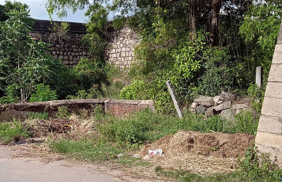 ಶ್ರೀರಂಗಪಟ್ಟಣದ ಆನೆಕೋಟೆ ದ್ವಾರದ ಬಳಿ, ಕೋಟೆ ಮತ್ತು ಕಂದಕದ ಪಕ್ಕದಲ್ಲಿರುವ ತಿಪ್ಪೆ ಗುಡ್ಡೆಗಳು