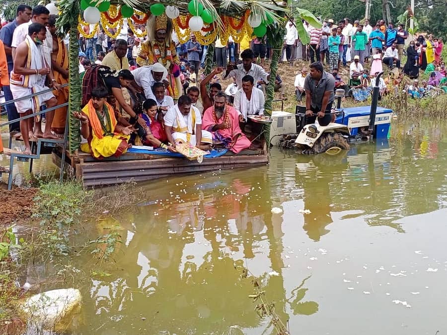 ನುಗ್ಗೇಹಳ್ಳಿ ಹಿರೇಕೆರೆಗೆ ಶಾಸಕ ಸಿ.ಎನ್.ಬಾಲಕೃಷ್ಣ– ಕುಸುಮಾ ದಂಪತಿ ಬಾಗಿನ ಅರ್ಪಿಸಿದರು