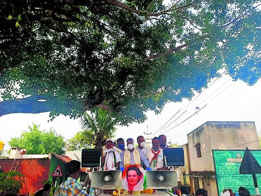 ಶಿರಾ ತಾಲ್ಲೂಕಿನ ಬಾಲೇನಹಳ್ಳಿ ಗ್ರಾಮದಲ್ಲಿ ಗುರುವಾರ ಸಿದ್ದರಾಮಯ್ಯ ರೋಡ್ ಷೊ ನಡೆಸಿದರು