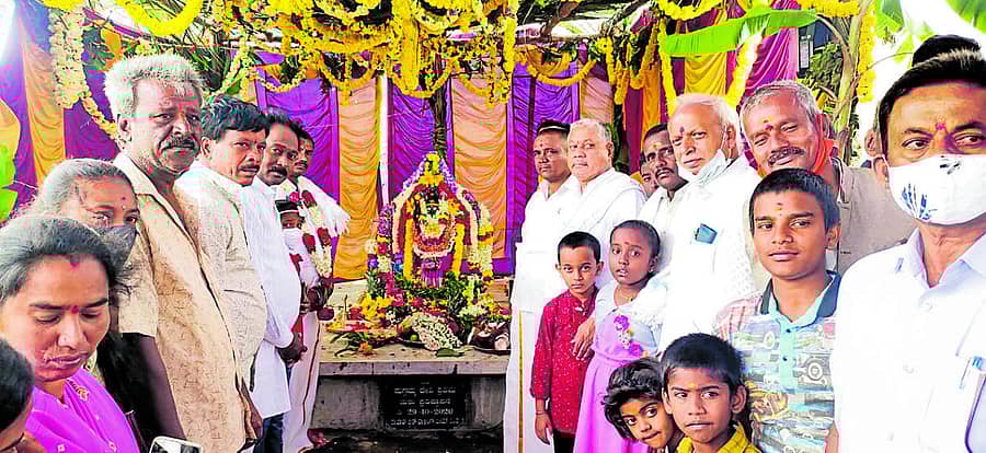 ಬೇತಮಂಗಲದ ಪಾಲಾರ್ ಕೆರೆಯ ಏರಿ ಮೇಲೆ ದುಗ್ಗೆಮ್ಮ ದೇವಿಯ ವಿಗ್ರಹವನ್ನು ಮರುಪ್ರತಿಷ್ಠಾಪನೆ ಮಾಡಲಾಯಿತು