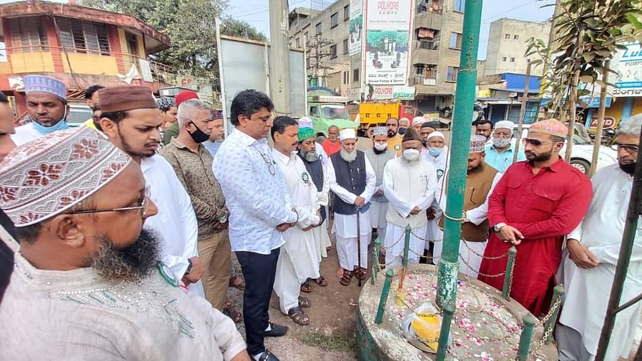 ಬೆಳಗಾವಿಯ ಕೋಟೆ ರಸ್ತೆಯ ಜಿನ್ನಾ ಚೌಕದಲ್ಲಿ ಮುಖಂಡರು ಶುಕ್ರವಾರ ಈದ್ ಮಿಲಾದ್ ಅಂಗವಾಗಿ ಧರ್ಮದ ಧ್ವಜಾರೋಹಣ ನೆರವೇರಿಸಿ ಪ್ರಾರ್ಥನೆ ಸಲ್ಲಿಸಿದರುಪ್ರಜಾವಾಣಿ ಚಿತ್ರ